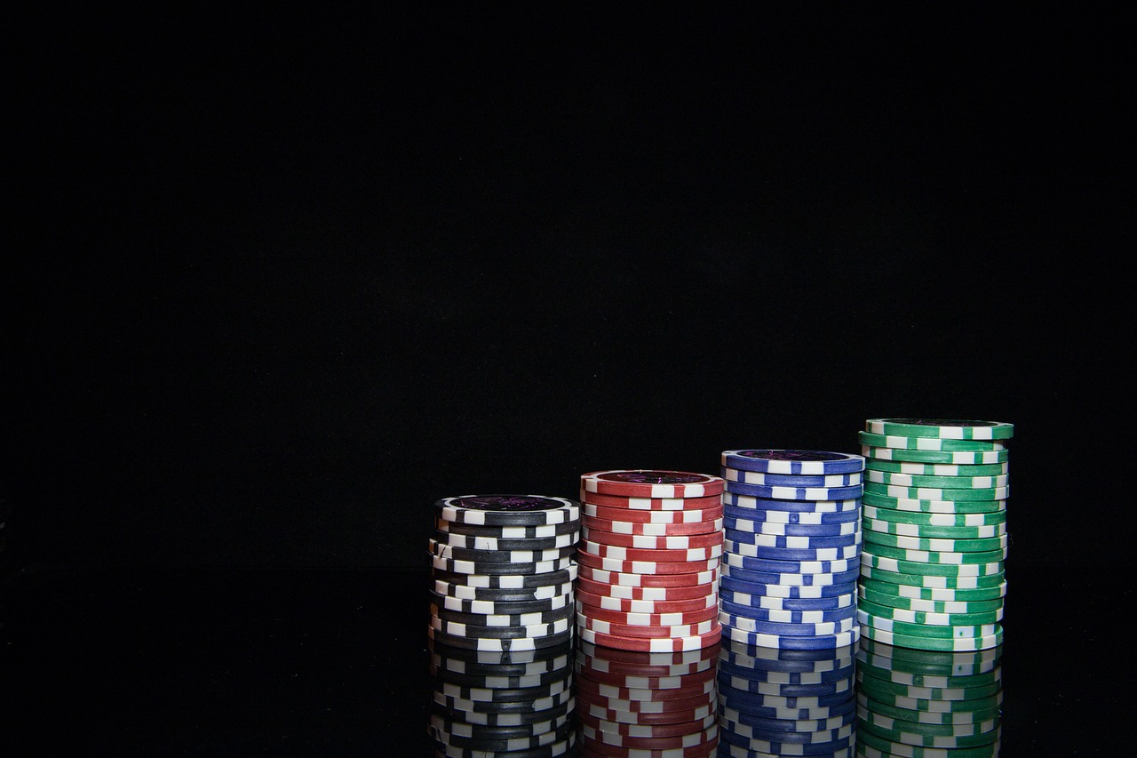百家乐赌场筹码堆叠特写 — 资金管理与下注金额视觉化