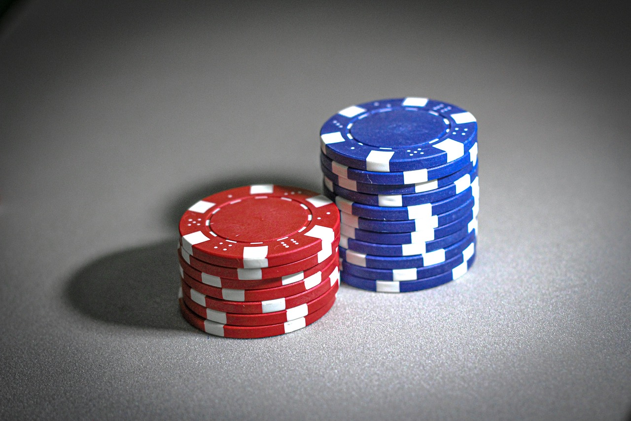 拉斯维加斯赌场二十一点桌区夜景 — Blackjack 3:2 与 6:5 桌台并存